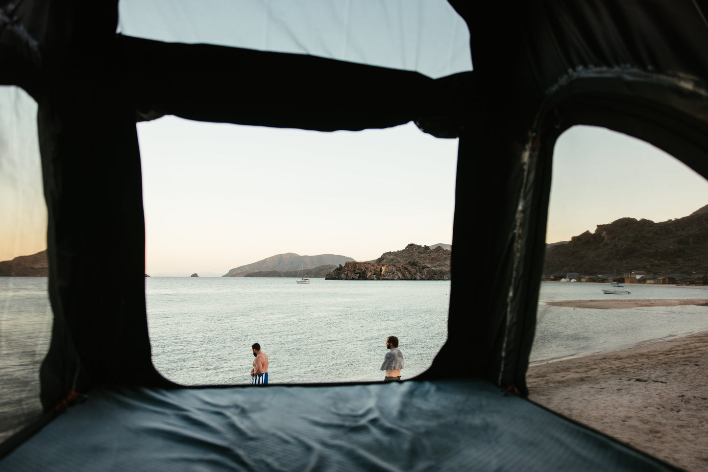 Roam Desperado Hardshell Rooftop Tent